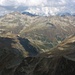 Gipfelaussicht vom Piz Sarsura Pitschen (3134m) ins Val Grialetsch und weiter ins Val Susasca mit der Flüelapassstrasse. Links über der Passhöhe steht das Flüela-Wisshorn (3085m).