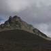 Rückblick beim Abstieg ins Val Grialetsch auf die Westflanke vom Piz Sarsura Pitschen (3134m). Rechts ist die Fuorcla Sarsura (2923m).