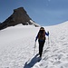 Jacky überquert ein kleines Gletscherfeld, auf welchem der Schnee bereits "trittsicher" aufgeweicht ist; vor uns das Mettelhorn