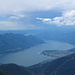 Lago Maggiore, über 2km tiefer gelegen, vom Gipfel des Pizzo di Vogorno. Von hier aus sieht das Maggia-Delta besonders eindrücklich aus