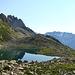 Der Bergsee mit Bergseehütte im Hintergrund.