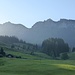 Blick vom Parkplatz Im Innereriz auf die beiden Gipfel