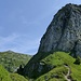 Links um den Felsen dann......