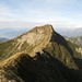 Monte Tamaro 1961m mit Ostgrat (Aufstieg, Bildmitte) und Südgrat (Abstieg, links)