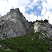 der Einstieg, in den Felsen rechts, oberhalb der Kletterhütte Bockmattli ...