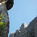 Stupende pareti di roccia contornano il canalino di accesso alla ferrata...