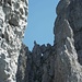 Stupende e bizzarre forme di roccia...  Intravedo anche una cordata di arrampicatori.<br /> In vetta, parlando con i tantissimi arrampicatori incontrati, poi scoprirò che queste pareti sono piene di belle vie d' arrampicata di più tiri e anche ottimamente protette a fittoni resinati  (!!!)