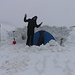 Ein so schöner Biwakplatz habe ich selbst bisher noch nie gebaut. Für mein Kollege war es die erste Übernachtung im Schnee weshalb wir unser Lager wie aus dem Lehrbuch bauten.