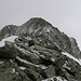 Der kurze, einfach zu begehnde Lattenhorn-Südwestgrat. Der 2862m hohe Gipfel ist bei geeigneter Routenwahl im obersten Teilstück ohne Kraxeleien zu erreichen.