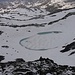 Tiefblick vom Lattenhorn (2862m) auf den namenlosen See, unser Biwak und die Geländekuppe Motto del Belvedere (2690m).