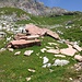 Rotes Gestein am Wegesrand