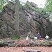 der Hohenstein-Fels- hier die NW-Seite, vorne unser Coach Emu mit ein paar Kursteilnehmerinnen
