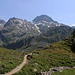 Sicht auf etwa 2300m oberhalb des Splügenpasses zu den Schwarzhörnern. Links ist das Mittler Schwarzhorn (2838m), rechts das Inner Schwarzhorn (2984m). Hinter den Inner Schwarzhorn ist das Surettahorn / Punta Nera, mit 3027m der höchste Berg der Gruppe.