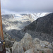 Blick vom Gipfel zum Oberaletschgletscher. Über dem Stein in der Mitte erkennt man als hellen Punkt die Oberaletschütte. der Hüttenzustieg kann nur erahnt werden.