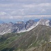 Traumhafter Gipfelblick auf die Kalkkögel, von der Hochtennspitze (ganz links) bis zur Schlicker Seespitze (ganz rechts).