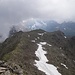 Der Grat vom Gipfel der Hohen Schöne: Ein gutes Stück steht noch bevor, der Gipfel des Wildkopfs im Hintergrund im Nebel verborgen.