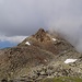 Ein kleines Stück Gratüberschreitung hat man aber schon geschafft. Der Gratkopf im Vordergrund wird links umgangen, der Gipfel des Schwarzhorns versteckt sich im Nebel.