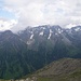 Auf der gegenüberliegenden Seite des Oberbergtals zieht der Grat von der Brennerspitze zum Seblaskreuz.