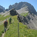 Im Vordergrund der kleine zu überschreitende Spitz auf dem Alpschelegrat, bevor der Wanderweg rechts durch die Schuttflanke nach Allmenalp hinunterführt.
