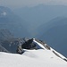 Sandgipfel<br />Der höchste Punkt ist vorn zwischen Schneerest und Schneefeld, das unten in den Hängegletscher übergeht