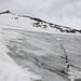 <b>A poche decine di metri dal bordo affiorano delle placche di ghiaccio vivo, con evidenti fenditure e crepacci più ampi. Dei cartelli invitano i turisti a non avventurarsi sul ghiacciaio fuori dalle piste di sci.</b>