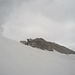 <b>Mi trovo ai piedi dell’ardita cresta nord dell’Olperer (3476 m): le folate di vento mi fanno letteralmente barcollare. Tolgo gli sci, li assicuro con due pesanti pietre, quindi attacco la breve cresta a macigni che mi separa dalla vetta stabilita.</b>