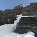 Die erste Felsstufe ist eingeschneit. "Steileisklettern" ist angesagt. Gut zu erkennen das Fixseil im oberen Abschnitt der Felsstufe.
