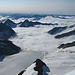 Blick vom Gross Grünhorn (4044 m) nach Südosten auf den Fieschergletscher