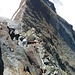 Blick vom Ausstieg der Kletterei am "Feegrat" (Sicherungsstange) auf die steile Kletterlänge zum Gipfel