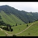 Mariandlalm (links) über dem Trockenbachtal, Mangfallgebirge, Thiersee, Tirol, Österreich