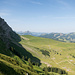 Panorama aus der Auftsiegsroute. Über die Strässchen und Alpen im Bild wurde zuvor der Abzweiger zum Alpinweg erreicht.