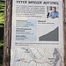 <b>Mi concedo una pausa caffè, quindi imbocco il sentiero “Peter Habeler Gipfelanstieg”, probabilmente il più ambito dagli appassionati di escursionismo che soggiornano nella valle. <br />"Gewidmet Peter Habeler, dem legendären Mount Everest Bezwinger und Bergprofessor der Ferienregion Mayrhofen/Hippach".</b>