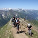 <b>Quota 2227 m, sulla cresta SW dell'Ahornspitze.<br />I gruppi di escursionisti si avvicinano: è un passaggio obbligato per conquistare la cima. Domina una perfetta cordialità: sembrerebbero tutti gentili e disponibili. Qualcuno, un po’ preoccupato e con il fiatone, chiede consigli: “Manca molto?”, “È pericoloso?”, “Com’è più in alto?” …</b>