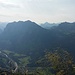 Blick von der Hangspitze in den hinteren Bregenzerwald und zu Gipfeln im Lechquellengebirge und den Allgäuer Alpen