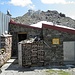 Glungezer Hütte, oberhalb technische Anlagen auf dem Gipfel, die zur Verschönerung des Bildes wenig beitragen...