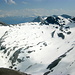 Das obere Tällital noch verschneit. In der Ferne die Walliser Alpen (Mischabel und Weißhorn)
