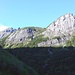 Am Weg zum Halsl; rechts die Nordwand der Schneiderspitze, links im Hintergrund der Rücken, der zum Grat zum Ampferstein emporführt.