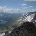 Rückblick auf den kurzen Gipfelgrat; ganz im Hintergrund, über dem Pfitscher Joch, schon die Berge Südtirols.