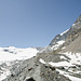 Auf fast 2900m. Nachdem man hier bis zum Ende der Wegspuren auf dem Pfad bleibt hält man am günstigsten auf die kleine Felsinsel zu, welche sich in Fallinie des rechten Endes des Gletscherbruchs befindet (grob 1/3 vom linken Bildrand entfernt).