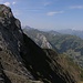 Auf den obersten 200 Meter Aufstieg wird das Gelände steiniger. Man bewegt sich stets im Anblick vom P.2420m, dem felsigen Dreispitz Westgipfel.