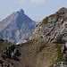 Aussicht über den Sattel P.2386m aufs Ärmighore / Ärmighorn (2742,2m). Der Felskopf mit dem kleinen Gipfelkreuz ist P.2420m, der Westgipfel vom Dreispitz.