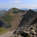 Aussicht etwa 100m unterhalb des Gipfels auf den Talkessel Höchstbode. Darüber sind frontal der First (2439m) und rechts der Latrejespitz (2436m). Links im Hintergrund ist das Morgenberghorn (2248,8m).