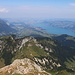Dreispitz (2520,1m): Aussicht vom Gipfel auf den Thunersee  (558m) und zum Touristenberg Niesen (2362,4m).