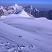Im Aufstieg zum Kasbek - Rückblick aus reichlich 4.800 m Höhe über nun zunehmend steilere Flanken zum Passübergang am Maili Plateau.