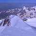 Kasbek - Ausblick von der Gipfelkuppe in etwa westliche Richtung, u. a. zur 4.780 m hohen Dzhimara / Jimara.