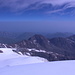 Kasbek - Ausblick von der Gipfelkuppe. Im zunehmenden Dunst sind u. a. die Grenzgipfel Chachkhokhi (4.099 m) und Kaijani (3.914 m) zu sehen. 