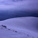 Kasbek - Ausblick von der Gipfelkuppe. Immer mehr Nebel zieht auf ...