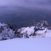Kasbek - Ausblick von der Gipfelkuppe. Vorbei am Ortsveri geht der Blick auf die georgische Seite.