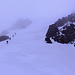 Im Abstieg vom Kasbek - Rückblick zur steilen Gipfelflanke, die zwischen zwei kleinen Felskämmen bis zu ca. 45° steil abfällt. Hier ist in jedem Fall Vorsicht geboten. Mittlerweile hüllt sich der Gipfel auch in Nebel. 