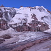An der Bethlemi-Hütte - Blick auf den Gergeti-Gletscher "Nr. 3". Mitunter ist auch vom Ortsveri-Gletscher die Rede, der gleichnamige Berg erhebt sich im Hintergrund.